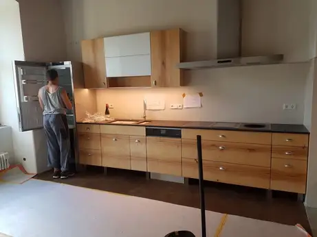 Rotkernige Massivholzküche im Schloss 