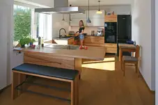 Holz-Wangengestell mit Fußrelingrahmen Holz-Wangengestell mit Fußrelingrahmen