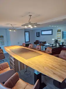 Konferenztisch höhenverstellbar, der gleichzeitig eine Kochinsel ist 