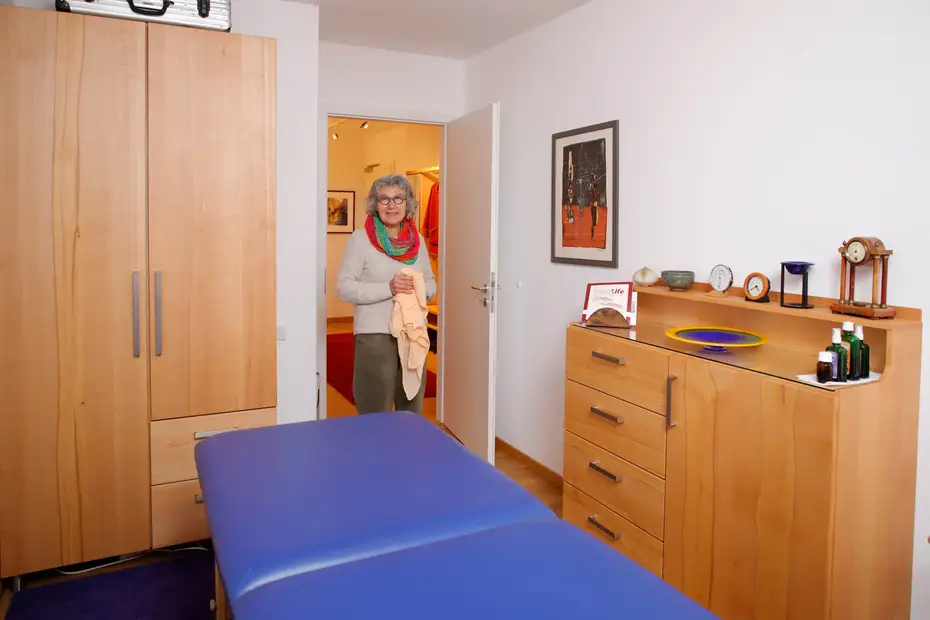 Massivholzmöbel für die Massegepraxis mit Glasabdeckung 