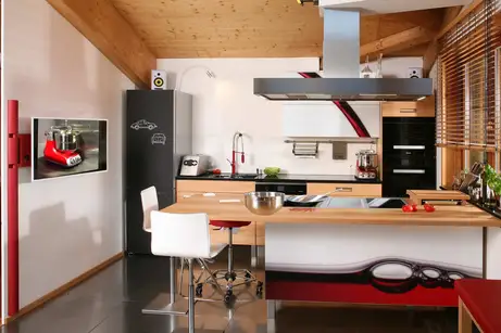 Massivholzküche in Buche mit Fotodruck und schwarzer Laborkeramik