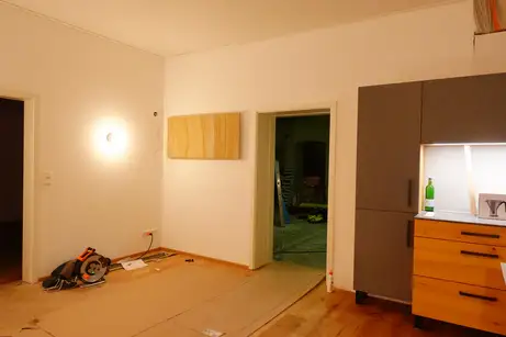 Holz- und Granitfronten in der Massivholzküche Baustelle bei der Montage