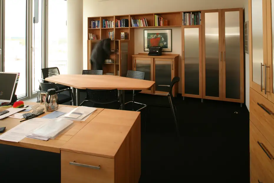 Chefbüro mit viel Platz für Bücher Chefbüro mit viel Platz für Bücher