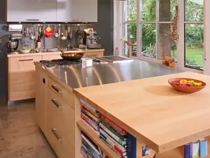 Edelstahlarbeitsplatte mit Holzkante