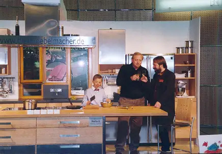 Alfons Schubeck erklärt herwig Danzer in der Möbelmacherküche beim Bayerischen Fernsehen Alfons Schubeck erklärt herwig Danzer in der Möbelmacherküche beim Bayerischen Fernsehen