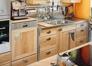 Edelstahl als Teilabdeckung im Massivholz eingelassen