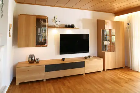 Wohnzimmer in massiver Eiche mit Keramik