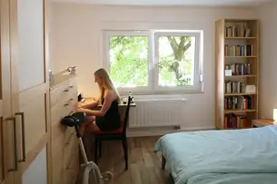 Massivholzschlafzimmer in buche mit weißem Glas 
