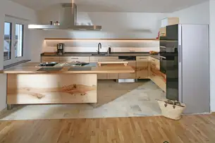 Rotkernige Buchenküche in Dachschräge 