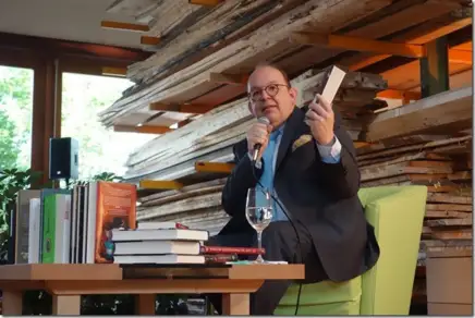 Der berühmte Literaturkritiker Denis Scheck liest regelmäßig bei uns Der berühmte Literaturkritiker Denis Scheck liest regelmäßig bei uns