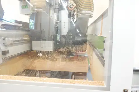 Massivholzboxen auf der CNC-Maschine 