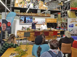 Alexander Herrmann (**) in der höhenverstellbaren Küche der Möbelmacher 