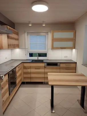 Massivholz-Oberschrank mit weißer Glasfüllung im Rahmen 