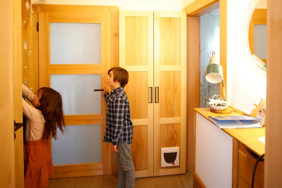 Türen aus Buche mit weißem Glas Türen aus Buche mit weißem Glas