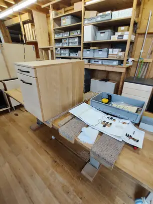 Rollcontainer für den höhenverstellbaren Schreibtisch und Esstisch 