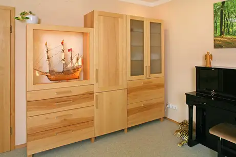 Wohnzimmer mit Segeleschiffvitrine 