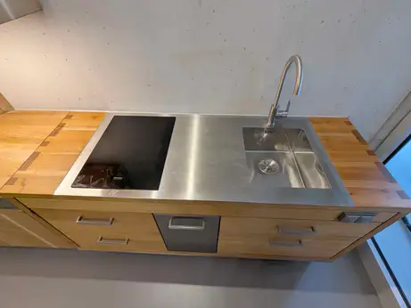 Edelstahlarbeitsplatte im Holz integriert 