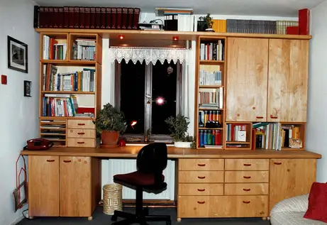 Wohnzimmerschreibtisch für Bücher 