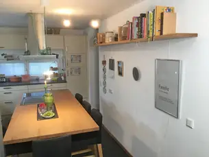 Regalbrett mit aus Holz gestalteten Büchern