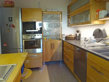 Geschirrschrank im ehemaligen Durchgang 