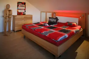 Bett mit Stahlfüßen