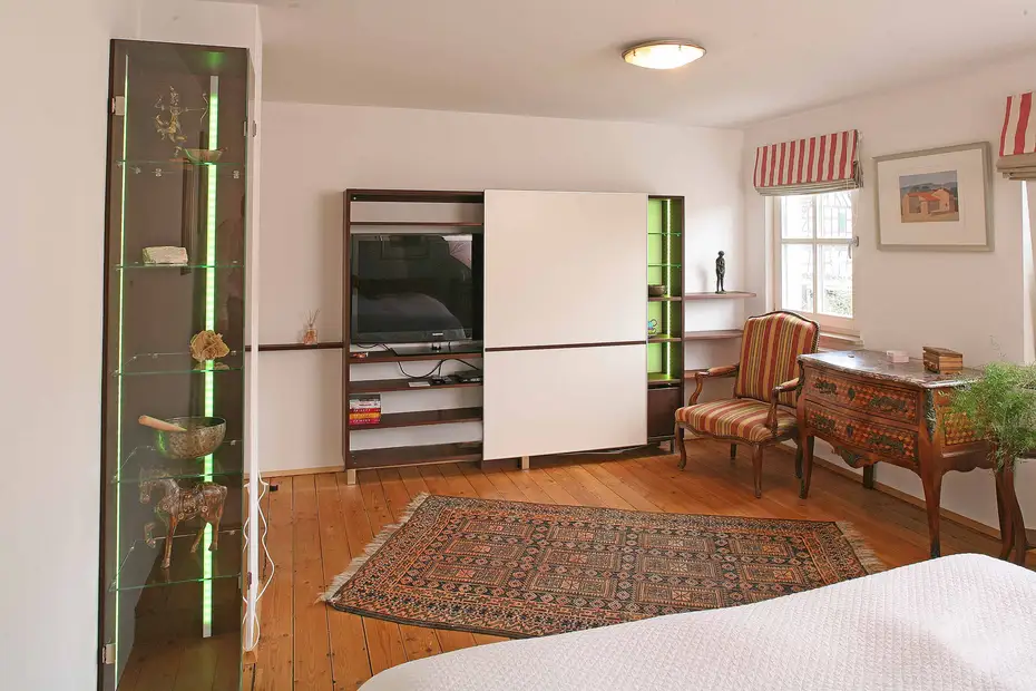 Thermobuchen-Massivholz-TV-Schrank 