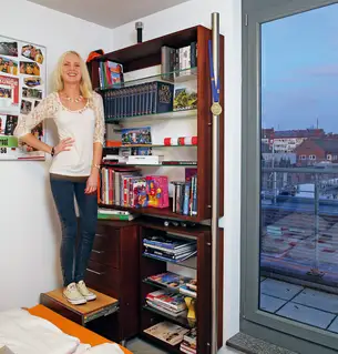 Bücherregal mit Aufstiegshilfe