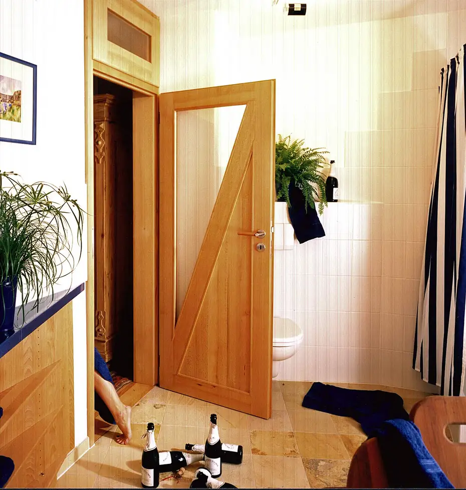 Füllung der Massivholztür wurde schräg geteilt Füllung der Massivholztür wurde schräg geteilt