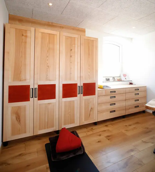 Esche-Massivholz-Büro Esche-Massivholz-Büro mit roten Lederdetails