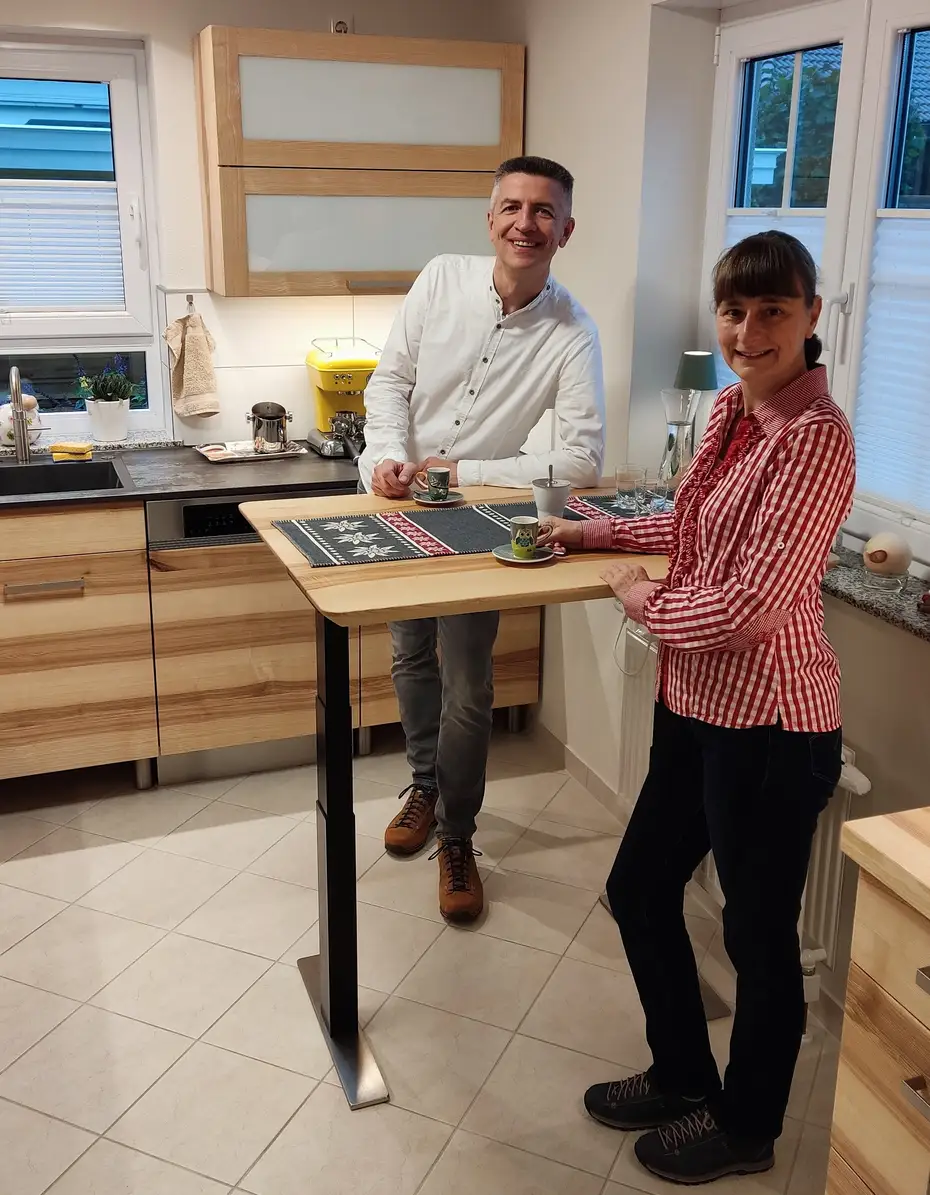 Höhenverstellbarer Esstisch, Arbeitstisch, Stehtisch oder Partytisch 