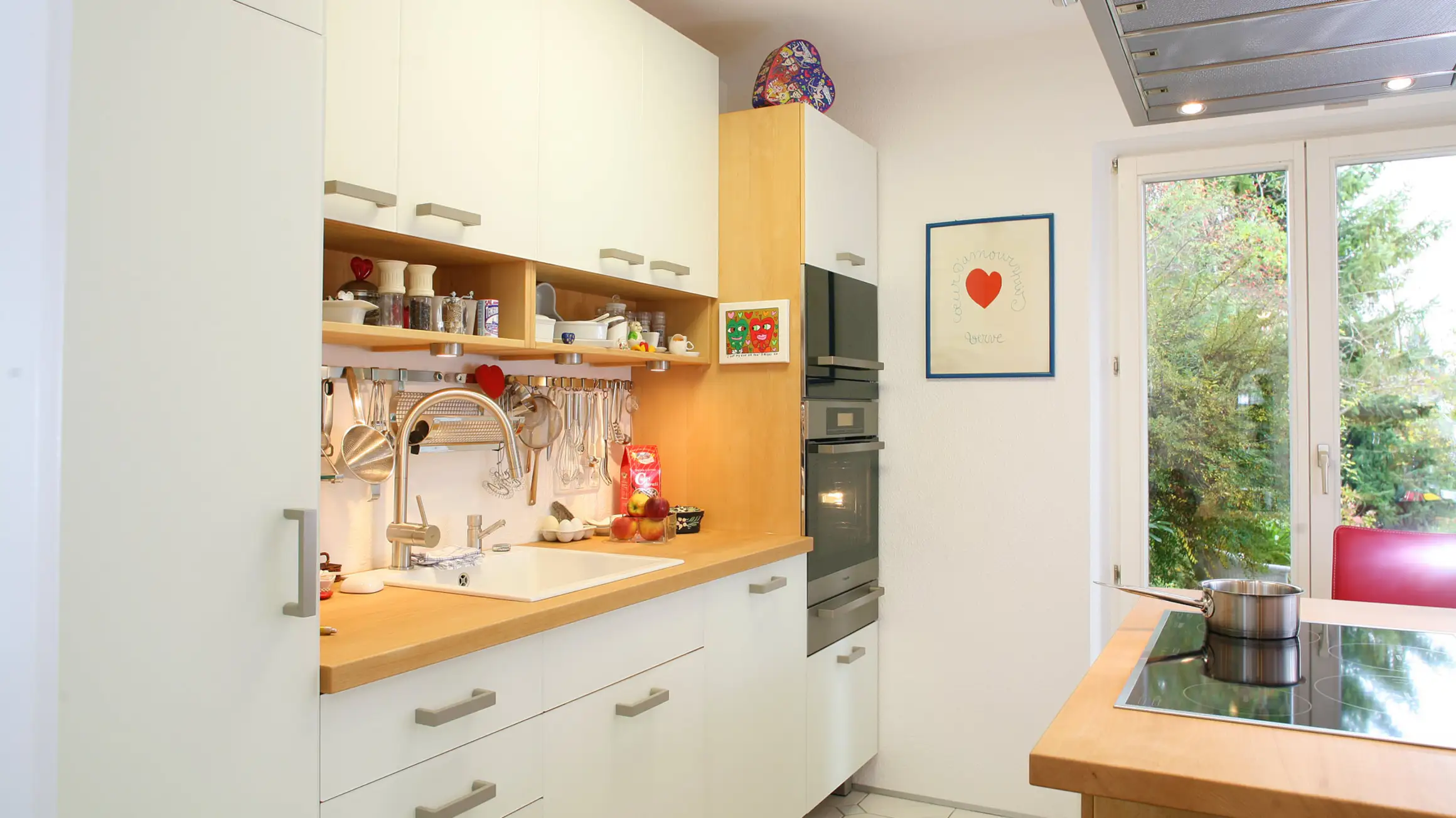 Massivholzküche in Buche mit weißem Glas 