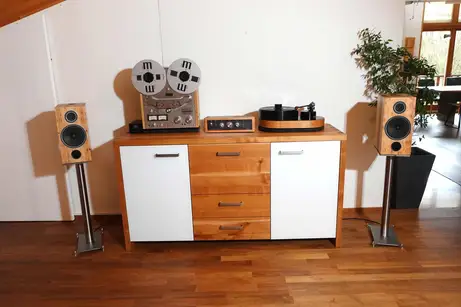 Die komplette Anlage in Massivholz mit der neuen Ella Monitor in Elsbeere auf Edelstahl-Boxenständern 