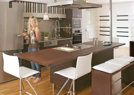 Laras Loft Kompletteinrichtung mit Thermoholz-Massivholzküche 