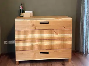 Kirschbaumkommode mit dreidimensionaler Fräsung 