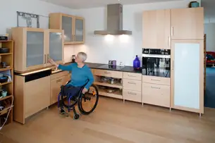 Barrierefreie Küche für Rollstuhlfahrerin