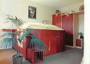 Lasiert mit rotem Naturharzöl