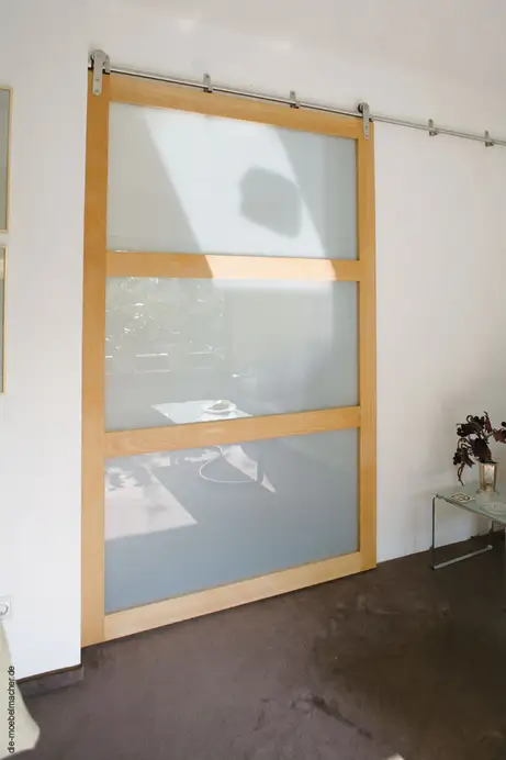 Schibetür in massiver Buche mit Glasfüllung und sichtbarem Beschlag Schibetür in massiver Buche mit Glasfüllung und sichtbarem Beschlag