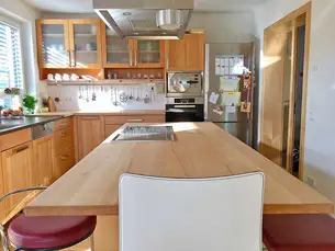 Naturholzküche mit Rahmentüren