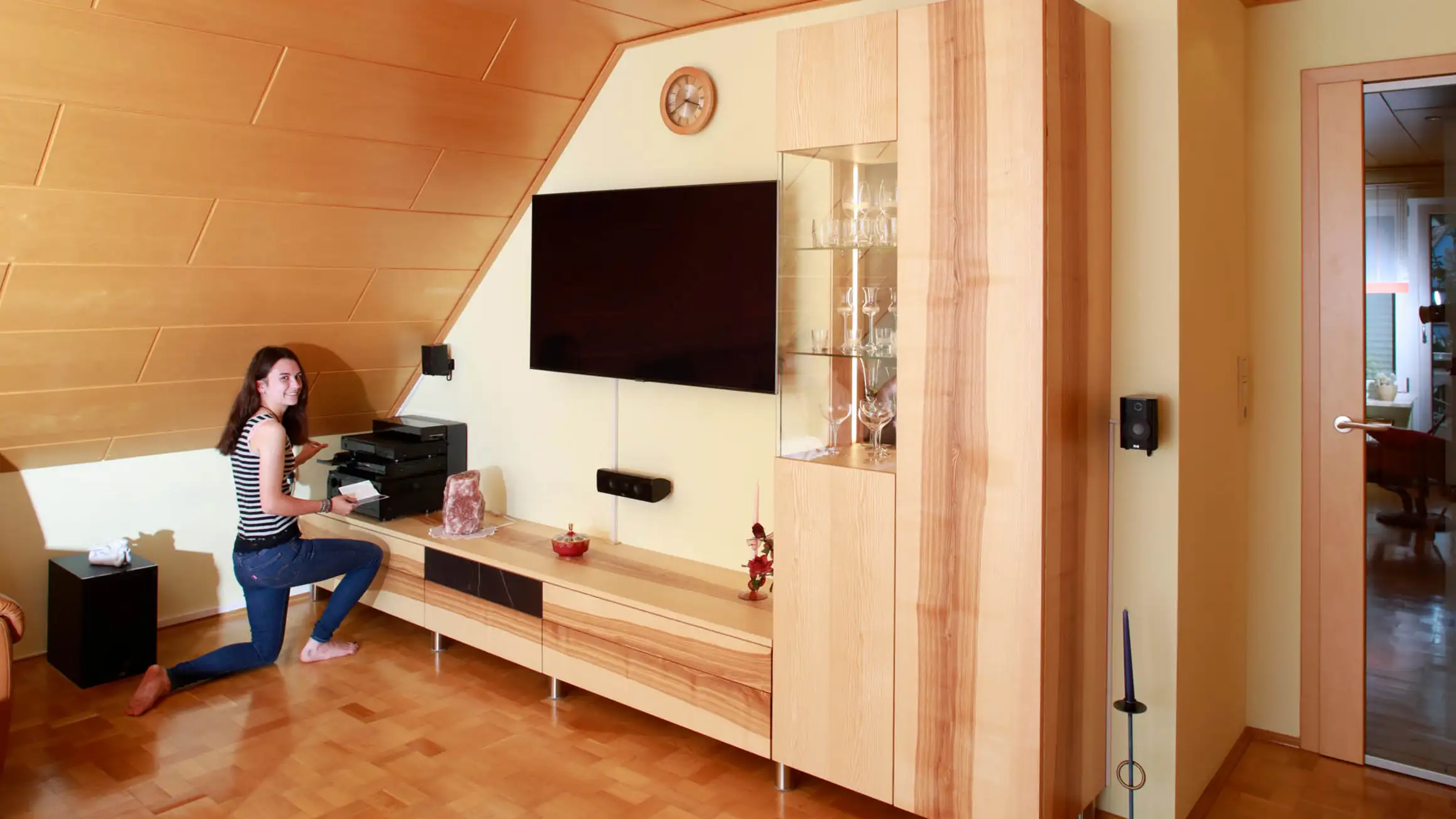 Wohnzimmerin Einzelanfertigung auch für die Dachschräge Wohnzimmerin Einzelanfertigung auch für die Dachschräge